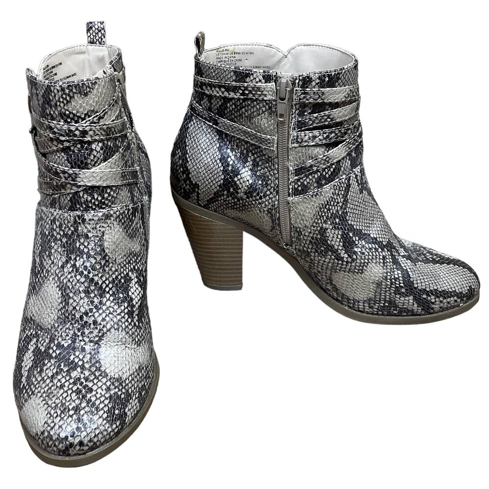 JustFab Willa Snake Print Heeled Buckle Booties Ankle Boots White Gray Size 10